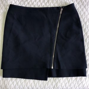 H&M navy skirt with zipper on front. Size 6.
